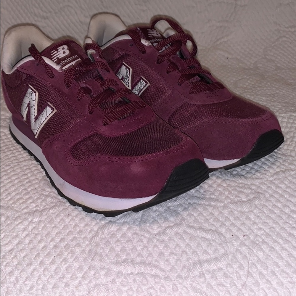 New Balance 311 Sz 7.5 Burgundy tennis shoe